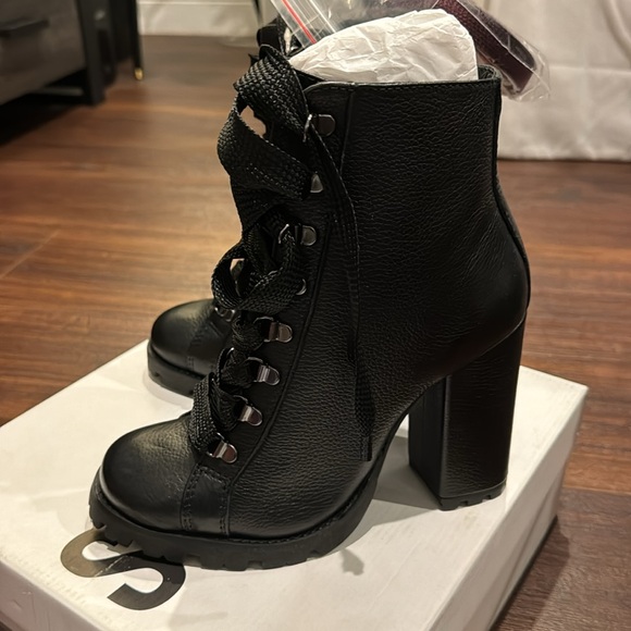 Schutz NWT Zhara Burned Leather Black Lace Boots with block heel & extra laces. - Picture 2 of 8